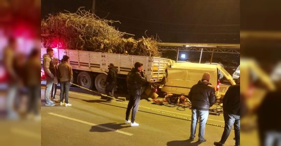 HURDA YÜKLÜ TIRA ÇARPAN SÜRÜCÜ ÖLDÜ