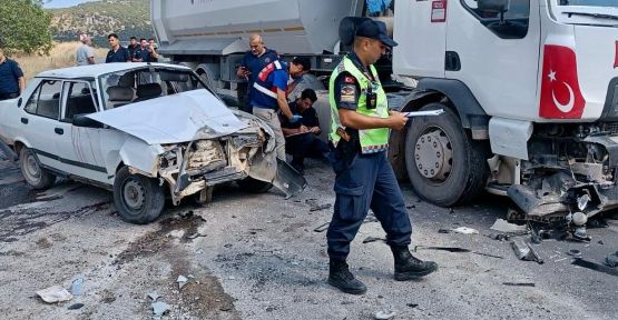 OTOMOBİL İLE TIR ÇARPIŞTI: 1 ÖLÜ 3 YARALI
