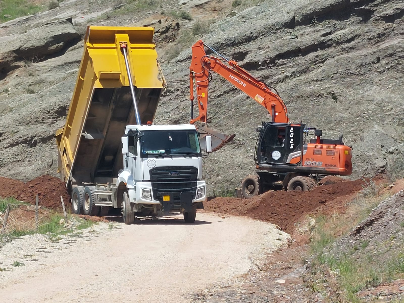 DULKADİROĞLU’NDA YOL, ASFALT VE PARKE SEFERBERLİĞİ