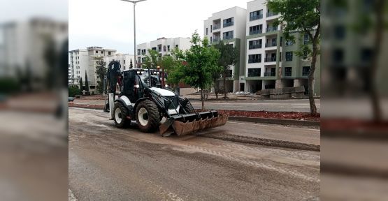 SAĞANAK SONRASI CADDELER ÇAMURDAN TEMİZLENDİ