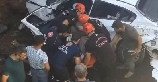 SÜRÜCÜ OTOMOBİLİYLE KÖPRÜDEN AŞAĞI DÜŞTÜ