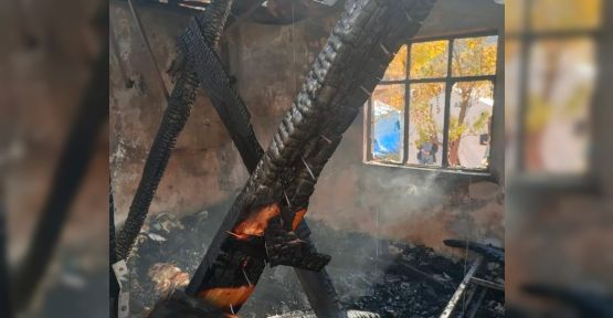 YANGIN BİR EVİ KÜLE ÇEVİRDİ