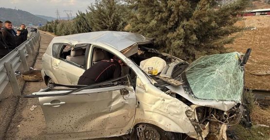 BARİYERE ÇARPAN OTOMOBİLDE: 1’İ AĞIR 2 YARALI