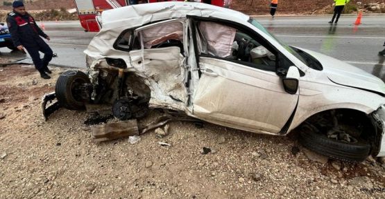 İKİ OTOMOBİL ÇARPIŞTI: 1 ÖLÜ, 2 YARALI