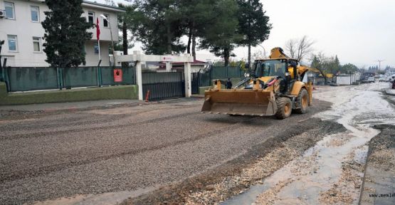 KASKİ SAHADA SAĞANAK YAĞIŞIN İZLERİNİ SİLİYOR