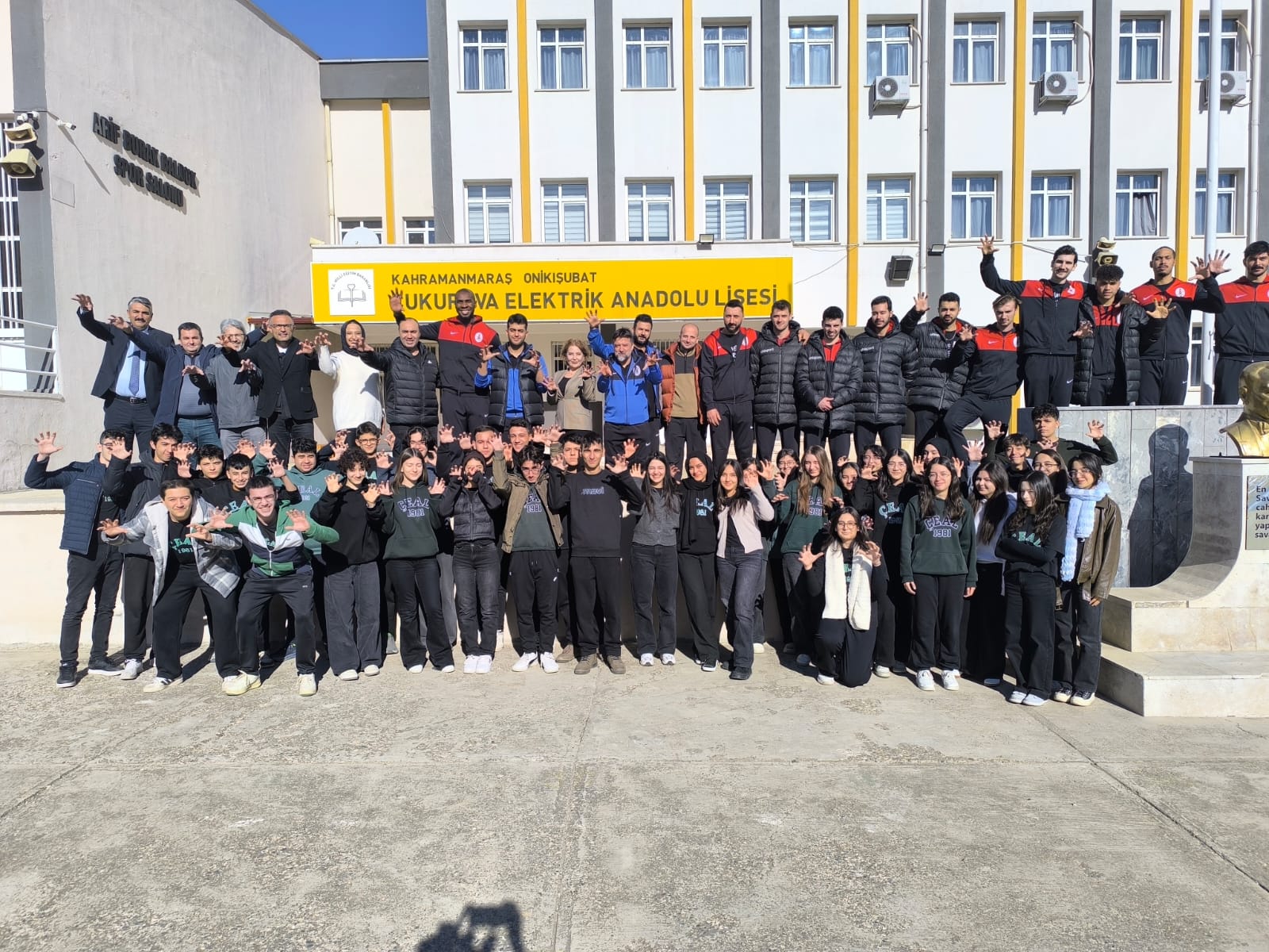 ONİKİŞUBAT BELEDİYESPOR’UN VOLEYBOLCULARI, GENÇLERE İLHAM OLUYOR