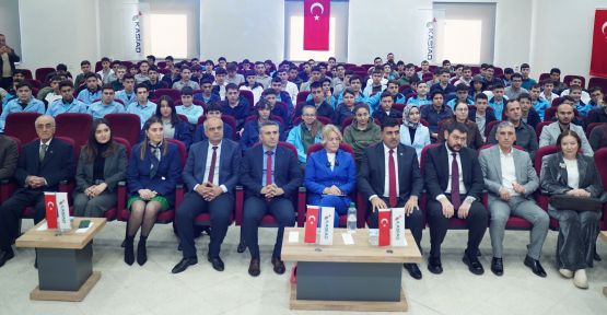 “İKLİM DEĞİŞİKLİĞİ VE GELECEĞİN MESLEKLERİ” SÖYLEŞİSİ GENÇLERLE BULUŞTU