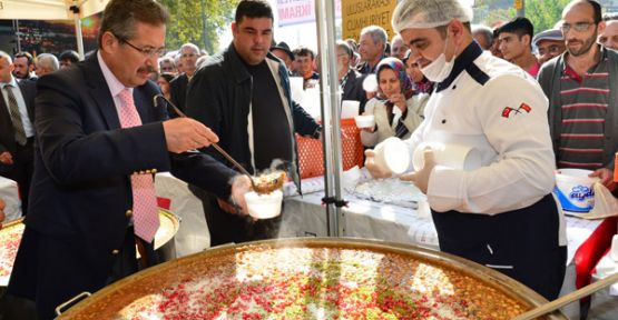 AŞURE MOBİL MUTFAK TIR’INDA PİŞTİ