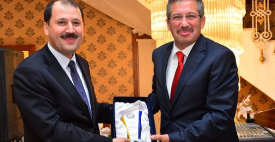 BARO’DAN BAŞKAN POYRAZ’A TEŞEKKÜR PLAKETİ