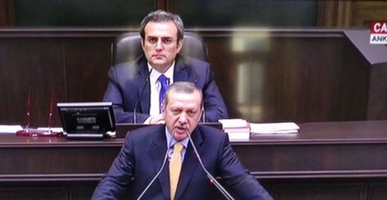 BAŞBAKANIN ARKASINDAKİ ABİDE!