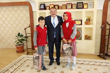 BAŞKAN GÜVEN KOLTUĞU BUSENUR KILIÇ’A TESLİM ETTİ