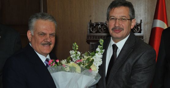 BAŞKAN POYRAZ’A MUHASEBECİLERDEN ÇİÇEK