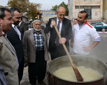 BELEDİYE BAŞKANI NECATİ OKAY ESNAF ZİYARETLERİNE ARA VERMEDEN DEVAM EDİYOR