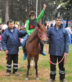 ÇOCUKLARIN AT SEVİNCİ GÖRÜLMEYE DEĞERDİ