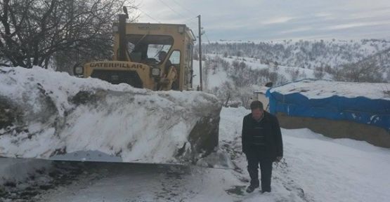 EKİNÖZÜ’NDE KAR NEDENİYLE KAPANAN YOLLAR AÇILDI. 