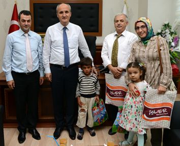 Hacı Osman ARIKAN İlkokulu müdürü Oruç KARAGÖZ, öğretmeni Ayşe ÖZALTINKIRAN ve iki öğrenciyle birlikte Dulkadiroğlu Belediye Başkanı Necati OKAY’I ziyaret ettiler.