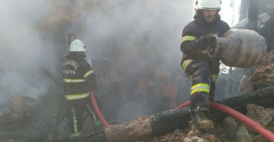 İTFAİYEDEN, AVŞARLI MAHALLESİ’NDEKİ YANGINA BAŞARILI MÜDAHALE