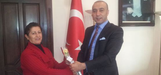 KAYMAKAM SARIKAYA’DAN BAYAN ÇALIŞANLARINA KARANFİL  
