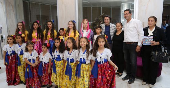 KENDİ KOSTÜMLERİNİ KENDİLERİ DİKİYOR