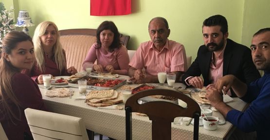 KİMLİK’TE ELİ BÖĞRÜNDE ZİYAFETİ
