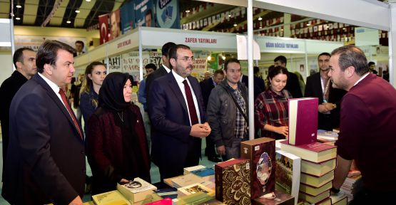 KÜLTÜR ESKİ BAKANI ÜNAL’DAN KİTAP FUARINI ZİYARET