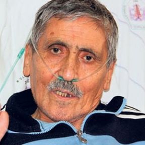 Mihriban yetim kaldı. Usta şair ve yazar Abdürrahim Karakoç tedavi gördüğü hastanede yaşamını yitirdi.