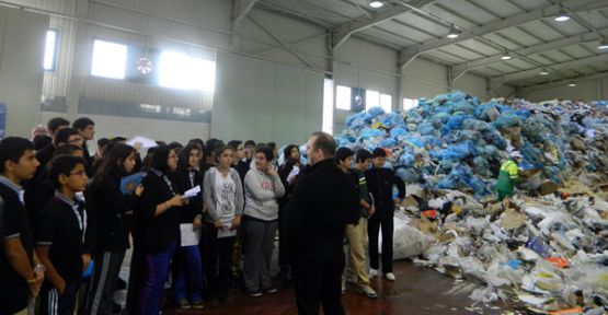 ÖĞRENCİLER GERİ DÖNÜŞÜM VE YENİDEN KULLANIMA DİKKAT ÇEKİYOR