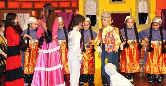  ÖZEL SANKO İLKOKULU ÖĞRENCİLERİ SAHNEDE BÜYÜLEDİ