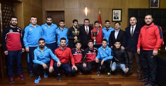 ŞAMPİYONLARDAN BAŞKAN ERKOÇ’A ZİYARET