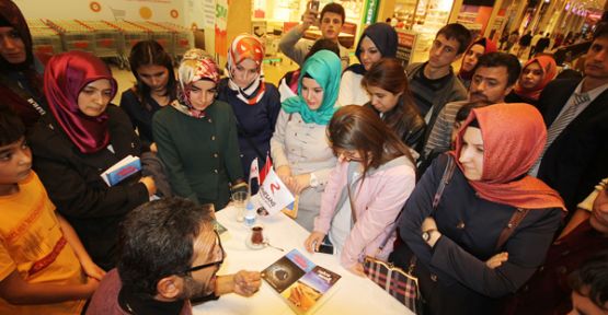 SİNAN YAĞMUR, K. MARAŞ PİAZZA’DA KİTAPSEVERLERLE BULUŞTU