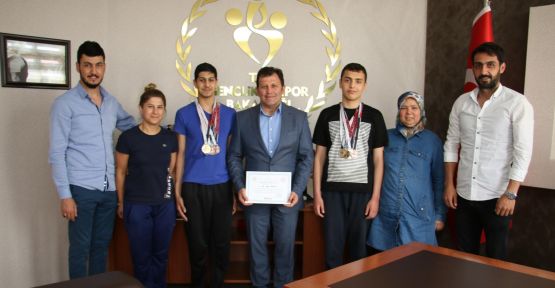 SPORCULARIMIZ YÜZMEDE ENGEL TANIMADILAR