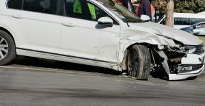 İKİ OTOMOBİL KAFA KAFAYA ÇARPIŞTI: 1 YARALI