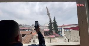 YIKILAN MİNARE İMAM EVİNİN ÜZERİNE DÜŞTÜ