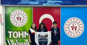 SANKO OKULLARI ÖĞRENCİLERİ TÜRKİYE YÜZME ŞAMPİYONASINA GİDİYOR