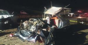 OTOMOBİLLER KAFA KAFAYA ÇARPIŞTI: 4 ÖLÜ, 6 YARALI