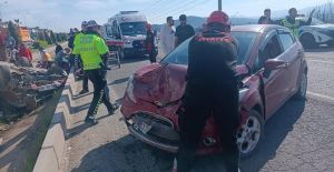 İKİ OTOMOBİL ÇARPIŞTI: 6 YARALI