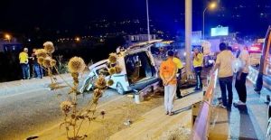 HAFİF TİCARİ ARAÇ BARİYERLERE ÇARPTI: 1 ÖLÜ 1 YARALI