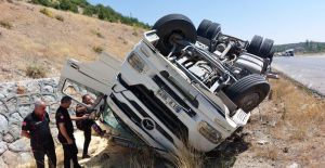 SAMAN YÜKLÜ TIR DEVRİLDİ: 1 YARALI