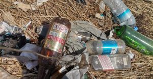 ALKOL ŞİŞELERİYLE DOLU ZEYTİNLİK ALANI