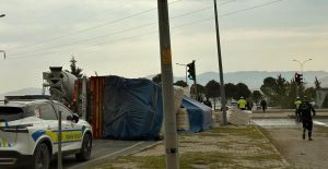 BALYA YÜKLÜ TIR DEVRİLDİ: 1 YARALI