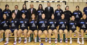 MÜDÜR ÖZDEMİR'İN KADIN HENTBOL TAKIMINA DESTEĞİ