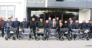 BAŞKAN İKİZER, ÖZEL GEREKSİNİMLİ BİREYLER İÇİN AKÜLÜ TEKERLEKLİ SANDALYELERİ TESLİM ETTİ