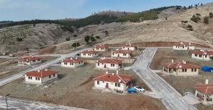 DEPREMZEDELER TEVEKKELİ KÖY EVLERİNDE