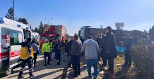 HALK OTOBÜSÜ DEVRİLDİ: 4 AĞIR YARALI