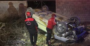 OTOMOBİL TAKLA ATTI: 4 YARALI