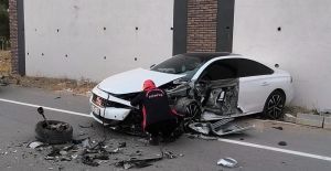 OTOMOBİLLER ÇARPIŞTI: 1’İ AĞIR 2 YARALI