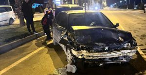 OTOMOBİLLER ÇARPIŞTI: 1’İ AĞIR 4 YARALI