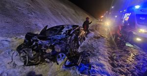 OTOMOBİL TIRA ARKADAN ÇARPTI: 2 YARALI