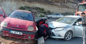 OTOMOBİLLER ÇARPIŞTI: 2 YARALI