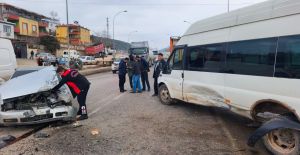 SERVİS ARACI OTOMOBİLLE ÇARPIŞTI: 2 YARALI